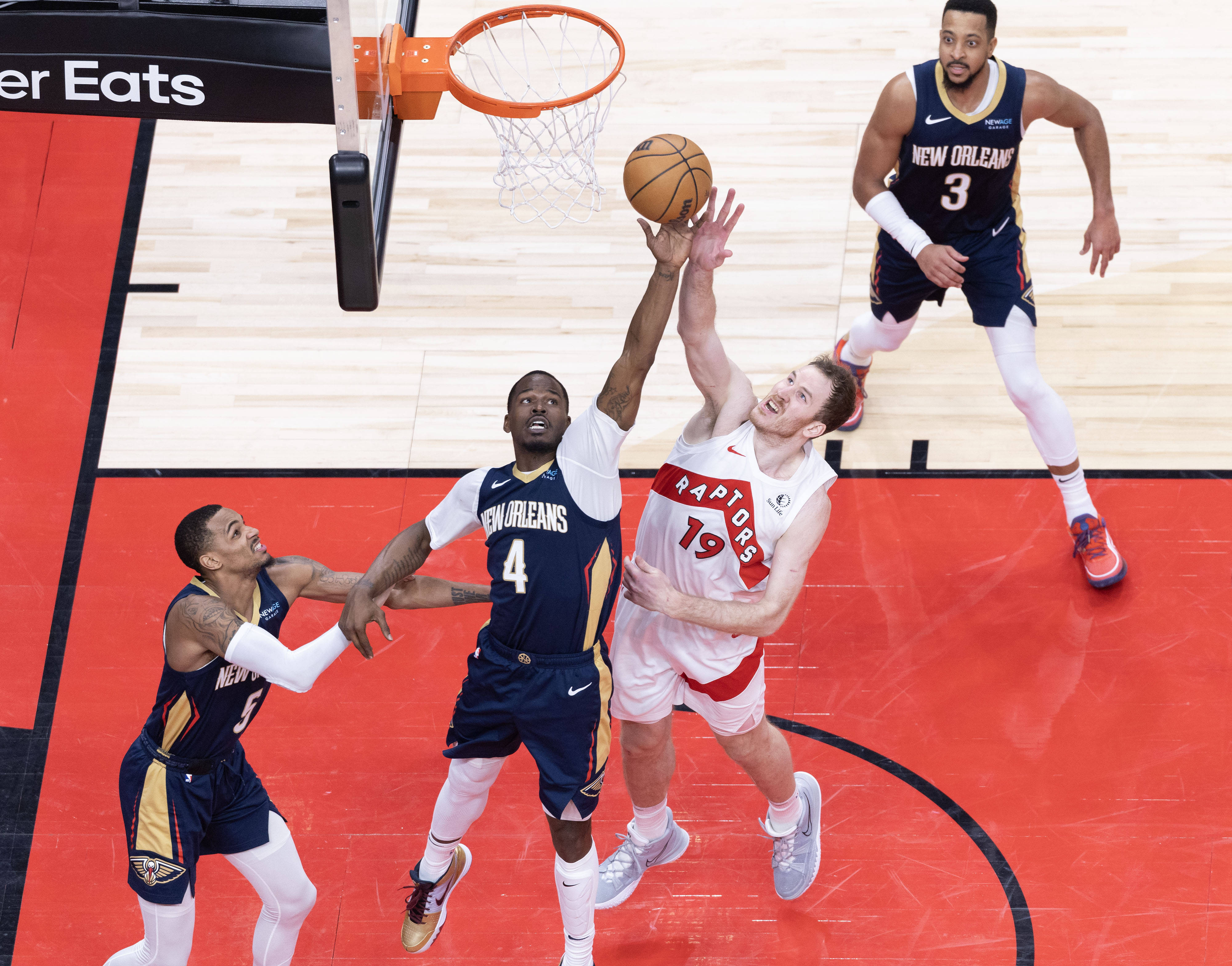 世俱杯官网-NBA常规赛季，勇士主场险胜猛龙