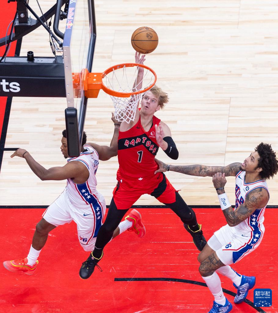 NBA常规赛季，勇士主场险胜猛龙